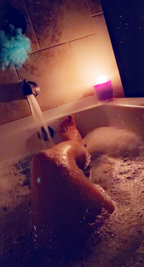 Naakte gelekte OnlyFans-foto van Lennox Jade
