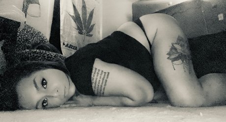 Naakte gelekte OnlyFans-foto van Leikela Manzano
