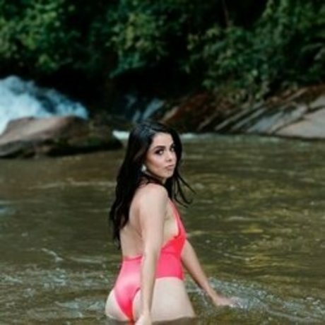 Naakte gelekte OnlyFans-foto van Ana