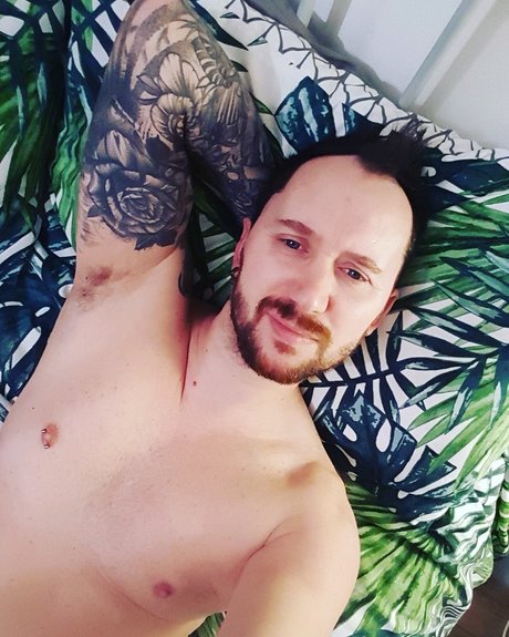 Naakte gelekte OnlyFans-foto van Lee