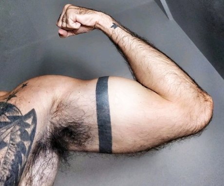 Naakte gelekte OnlyFans-foto van Bazzuca23cm