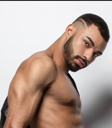 Naakte gelekte OnlyFans-foto van Leandro Uk