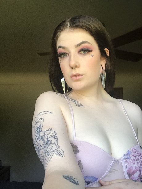Naakte gelekte OnlyFans-foto van Leah Beah