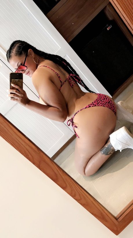 Naakte gelekte OnlyFans-foto van Laura Patricia