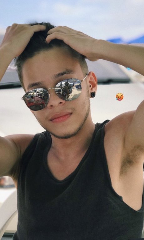 Naakte gelekte OnlyFans-foto van Enzo