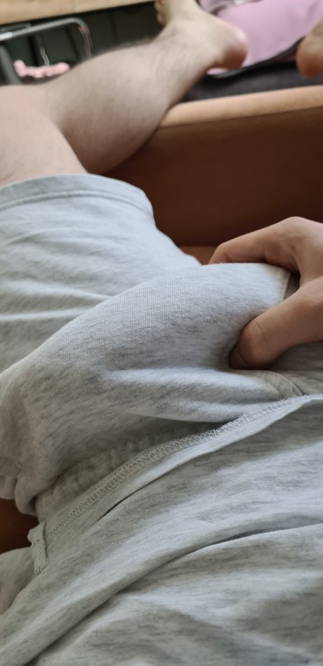 Naakte gelekte OnlyFans-foto van Little Boy 