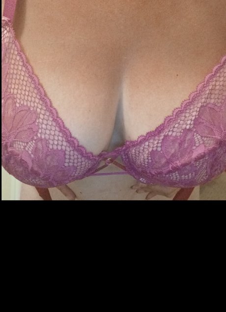 Naakte gelekte OnlyFans-foto van  Lipsqueen72 