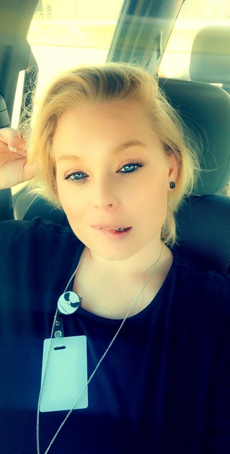 Naakte gelekte OnlyFans-foto van Nicole Megan