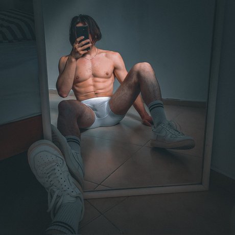 Naakte gelekte OnlyFans-foto van Dante Limas