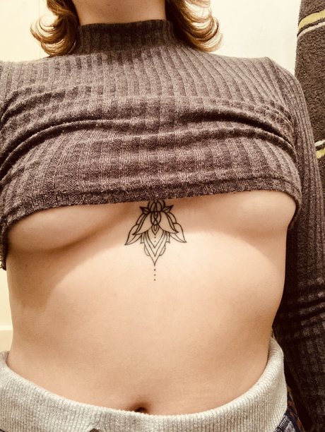 Naakte gelekte OnlyFans-foto van Lilly Lilac