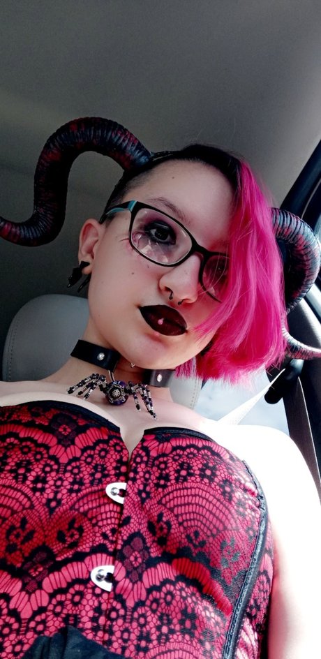Naakte gelekte OnlyFans-foto van Lilith Demon