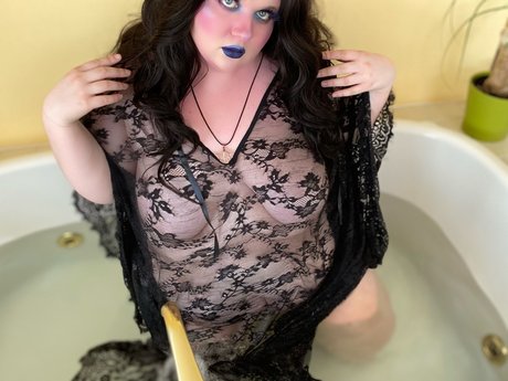 Naakte gelekte OnlyFans-foto van Lilano Ads 