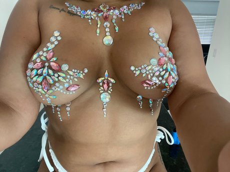 Naakte gelekte OnlyFans-foto van Shea Butter Baby 