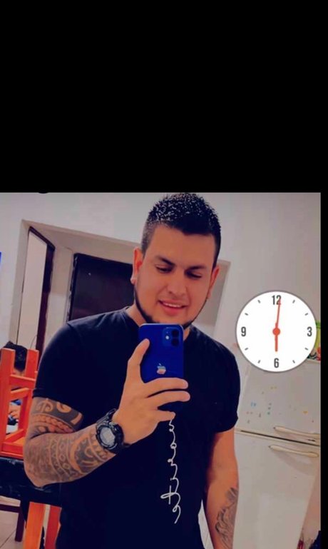 Naakte gelekte OnlyFans-foto van Luis Romero