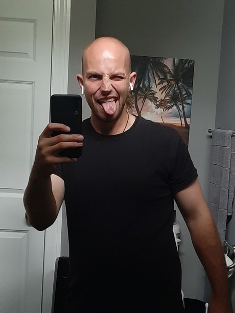 Naakte gelekte OnlyFans-foto van Leighton Meyer