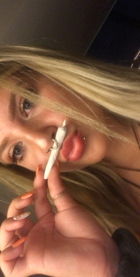 Naakte gelekte OnlyFans-foto van Love
