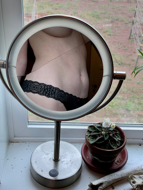 Naakte gelekte OnlyFans-foto van Lillie