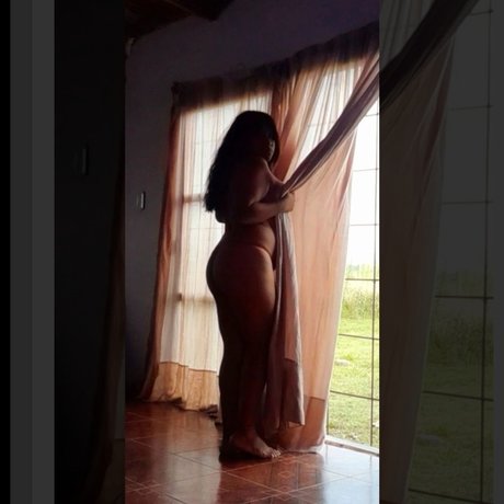 Naakte gelekte OnlyFans-foto van Lovely