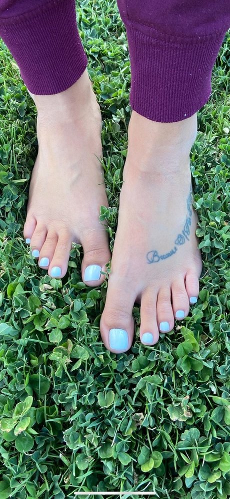 Naakte gelekte OnlyFans-foto van Lou
