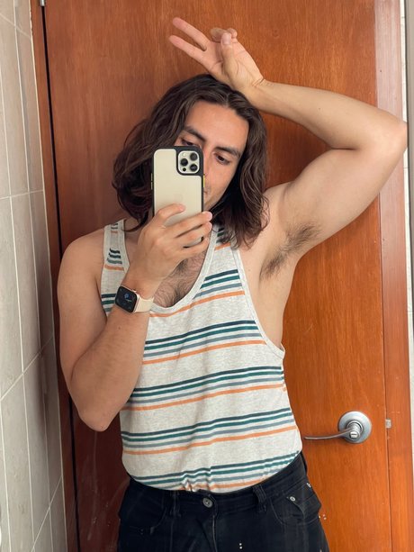 Naakte gelekte OnlyFans-foto van Luis Torres
