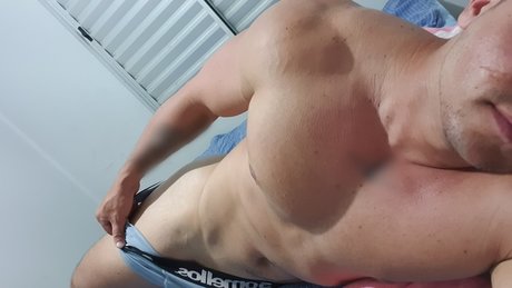 Naakte gelekte OnlyFans-foto van Lopes