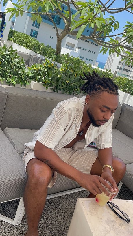 Naakte gelekte OnlyFans-foto van Tallblacklaidback