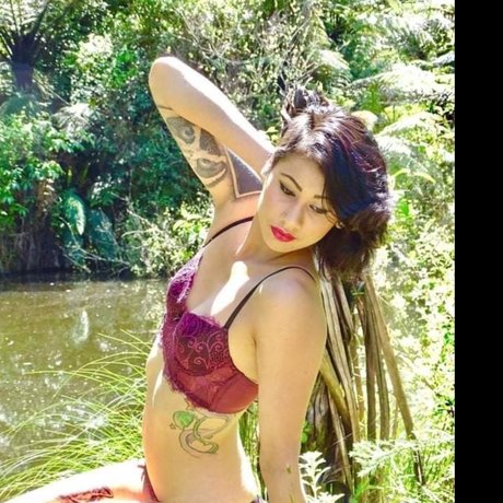 Naakte gelekte OnlyFans-foto van Yolandi