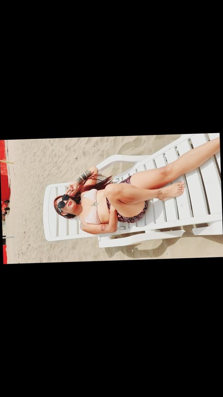 Naakte gelekte OnlyFans-foto van Lola Morich