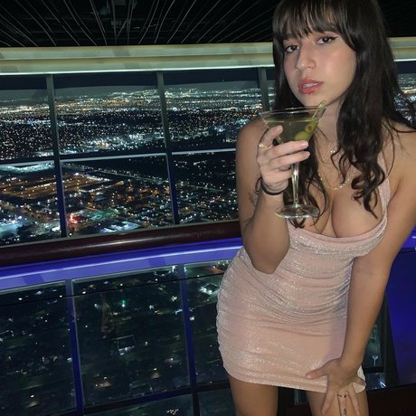 Naakte gelekte OnlyFans-foto van Lola Yung