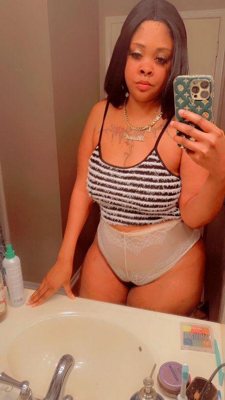Naakte gelekte OnlyFans-foto van Lola Fetishes