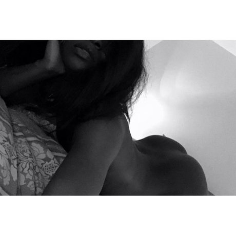 Naakte gelekte OnlyFans-foto van Pussefairyy