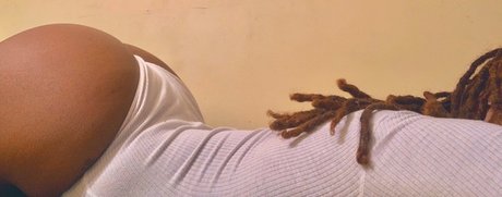 Naakte gelekte OnlyFans-foto van Lola Angelina