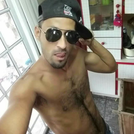 Naakte gelekte OnlyFans-foto van Luciano Matias