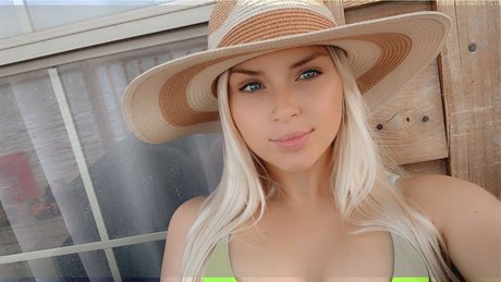 Naakte gelekte OnlyFans-foto van Lizzyy Pinkk