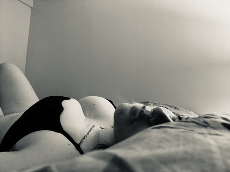 Naakte gelekte OnlyFans-foto van Lizzinked