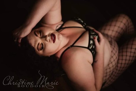Naakte gelekte OnlyFans-foto van Lizzee Burns