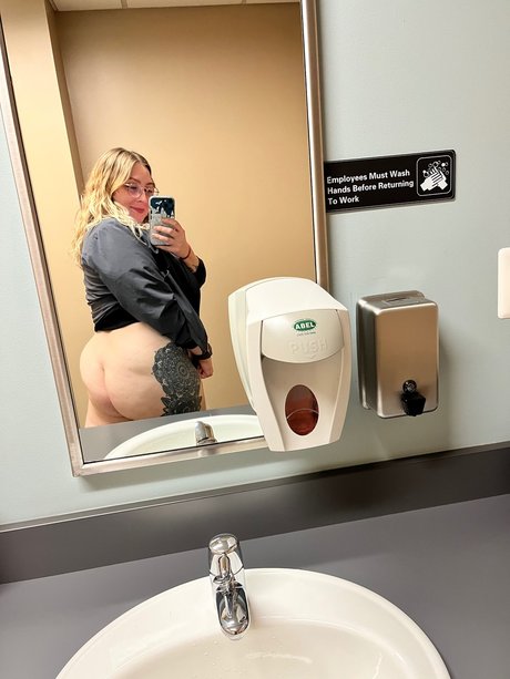 Naakte gelekte OnlyFans-foto van Madison
