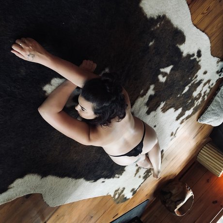 Naakte gelekte OnlyFans-foto van Lydia Banks