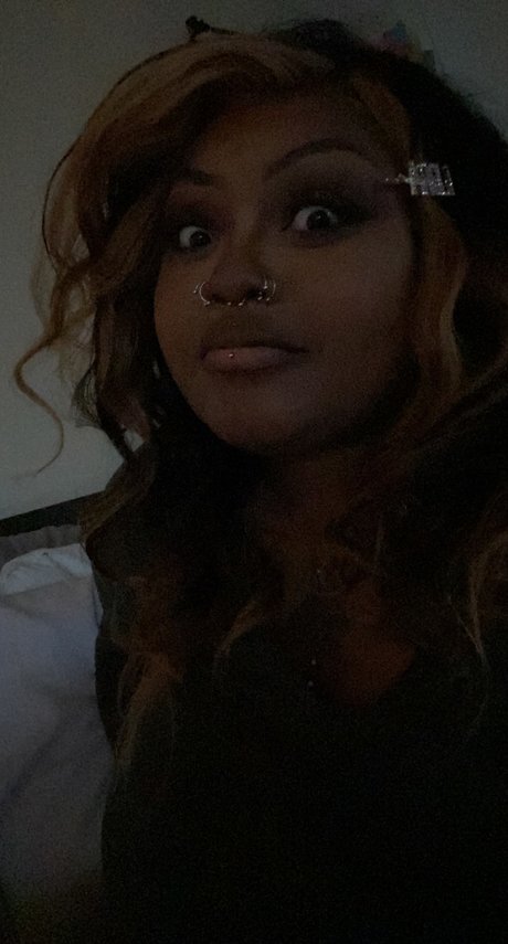 Naakte gelekte OnlyFans-foto van Gutter Glitter