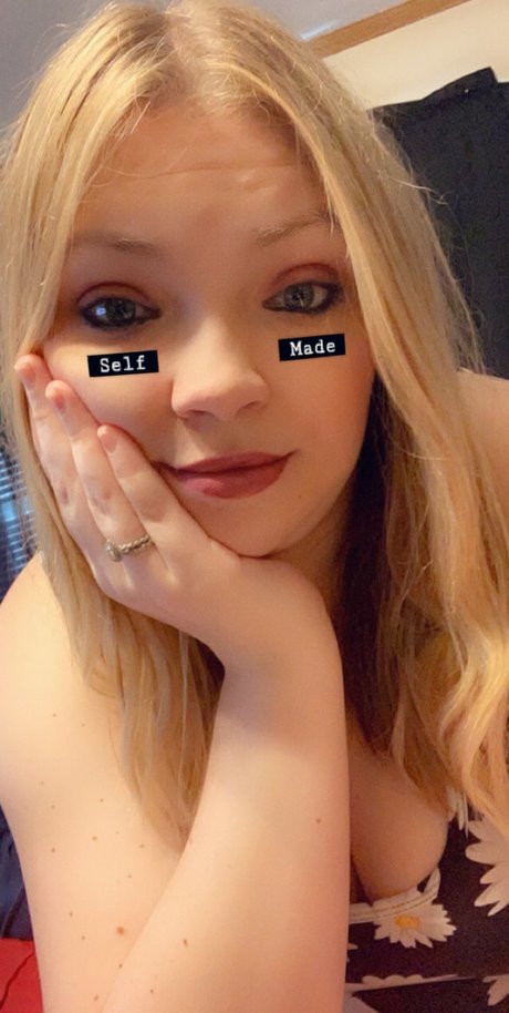 Naakte gelekte OnlyFans-foto van Lizzy