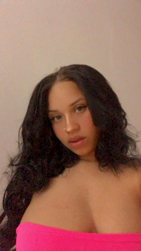 Naakte gelekte OnlyFans-foto van Lunaomy