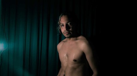 Naakte gelekte OnlyFans-foto van Luis Chavarin