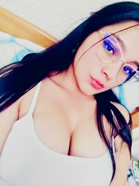 Naakte gelekte OnlyFans-foto van Valentina Marin