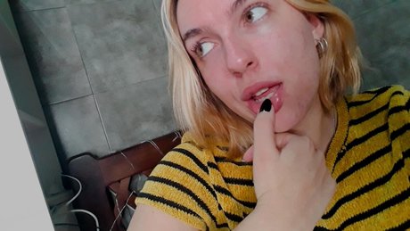 Naakte gelekte OnlyFans-foto van Marina