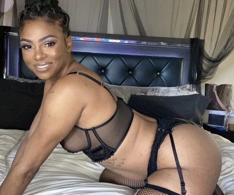 Naakte gelekte OnlyFans-foto van Marie Chantelle Sf