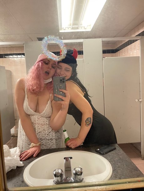 Naakte gelekte OnlyFans-foto van Manic Pixies