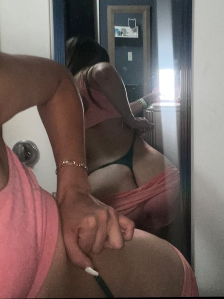 Naakte gelekte OnlyFans-foto van Juicyj 