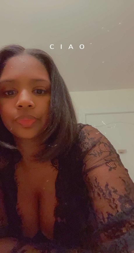 Naakte gelekte OnlyFans-foto van Youluvmama