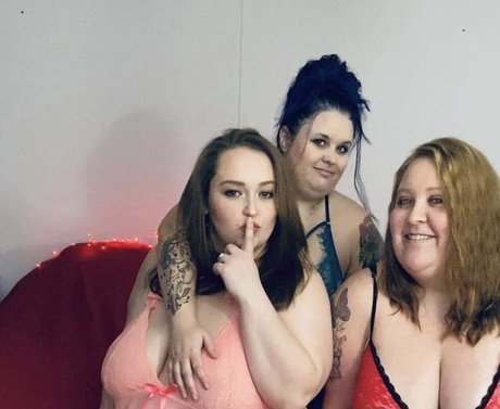 Naakte gelekte OnlyFans-foto van Mommas Gone Wild