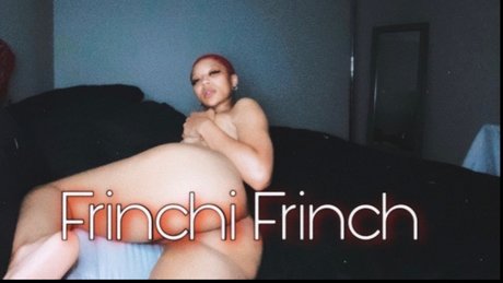 Naakte gelekte OnlyFans-foto van Mama Frinch